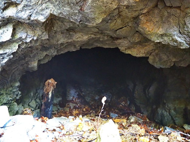 Berge des Nordkaukasus, eine kleine Grotte auf dem Berg Beshtau. Pjatigorsk, Russland.