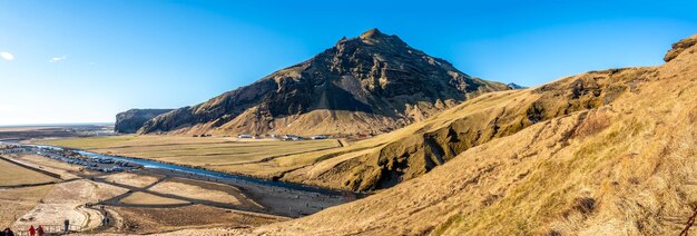 Berge, Hügel, Wiese und Feld in der Nähe des Skogafoss-Wasserfalls in der Wintersaison in Island