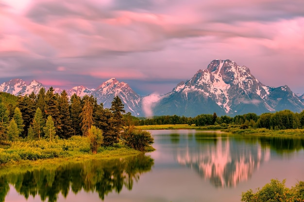 Berge im Grand Teton National Park bei Sonnenaufgang Oxbow Bend am Snake River