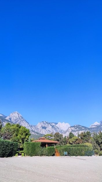 Berge im Hintergrund des Strandes