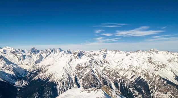 Berge im Schnee und Himmel mit Wolken