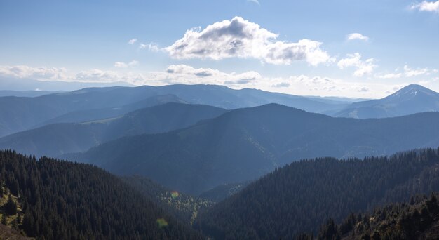 Berge im Sommer. Outdoor-Wunderland oder Wanderlandschaft Hintergrund