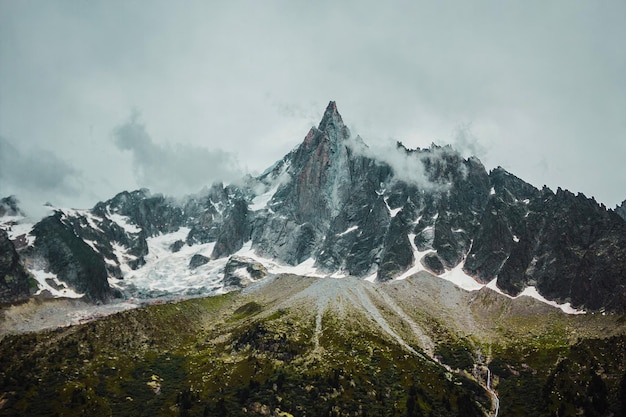 Berge in Chamonix-Landschaft mit Wolken und Wald in den französischen Alpen