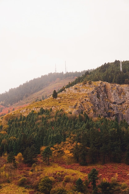 Berge in der Herbstsaison in Bilbao