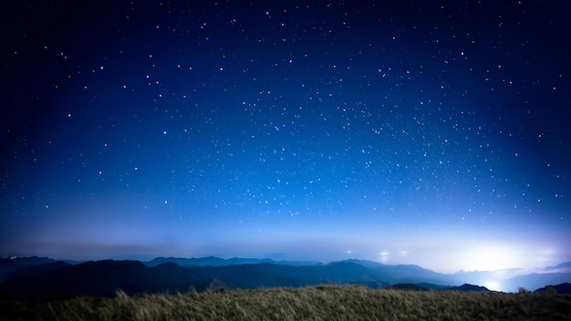 Berge in der Nacht, kühlende Berggipfel voller Rauch und Sterne.