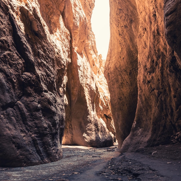 Berge in der Schlucht mit Sonnenlicht Karadakh-Schlucht in Dagestan Russland