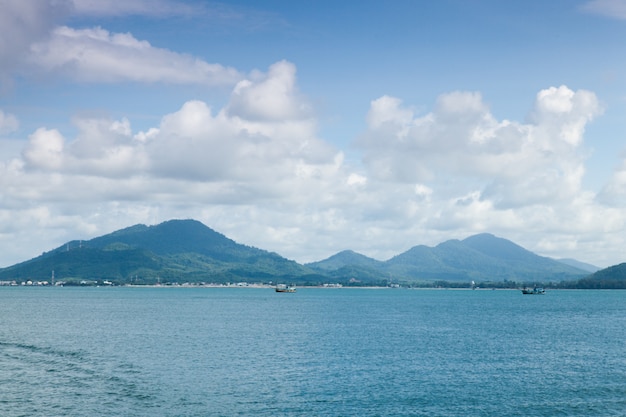 Berge, Meer und Himmel.