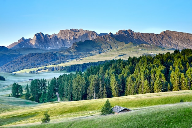 Berge mit Holzhäusern in der Nähe von Welschnofen