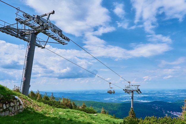 Berge mit offenen Seilbahnen heben Karpacz Polen an