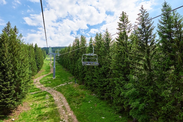 Berge mit offenen Seilbahnen heben Karpacz Polen an