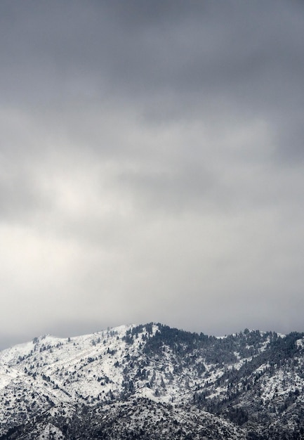 Berge mit Schnee auf dem Hintergrund der Wolken auf der Insel Euböa Euböa in Griechenland