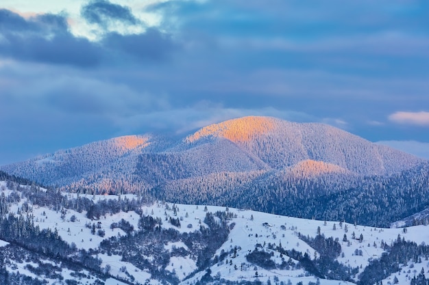 Berge mit schneebedeckten Hügeln und sonnigen Gipfeln