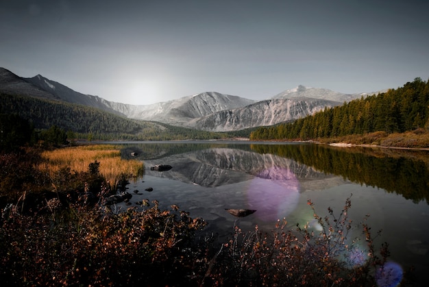 Foto berge reflektierten sich in einem see, mongolei