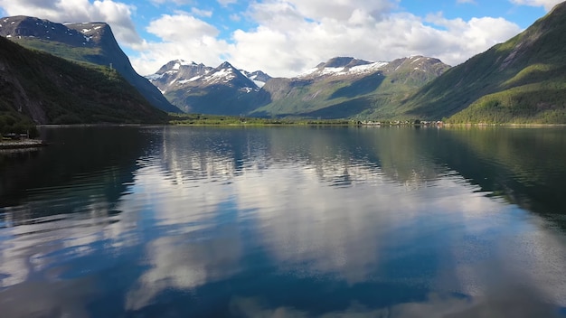 Berge rund um den See klares Wasser bewölkt sonniges Wetter