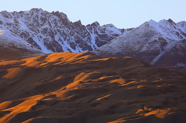 Berge schneebedeckter Gipfelhintergrund, Landschaftsansicht Winternaturgipfel