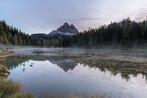 Berge spiegeln sich an einem See