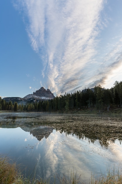 Berge spiegeln sich an einem See