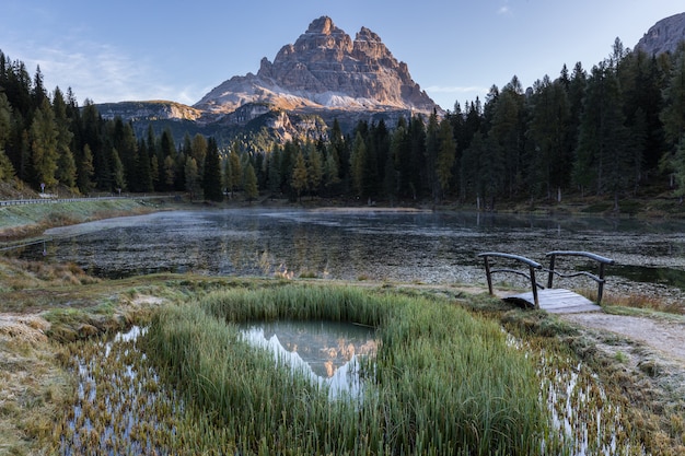 Foto berge spiegeln sich an einem see