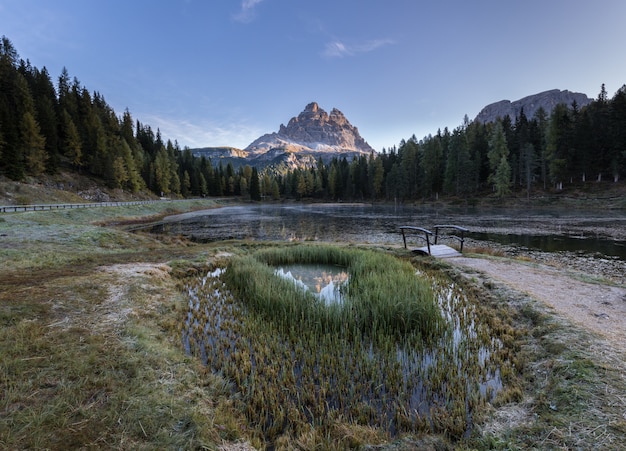 Berge spiegeln sich an einem See