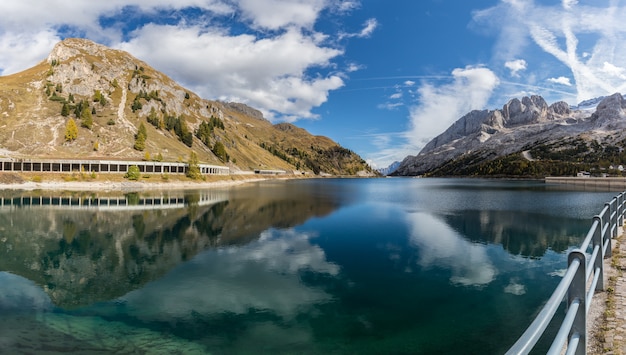 Berge spiegeln sich an einem See