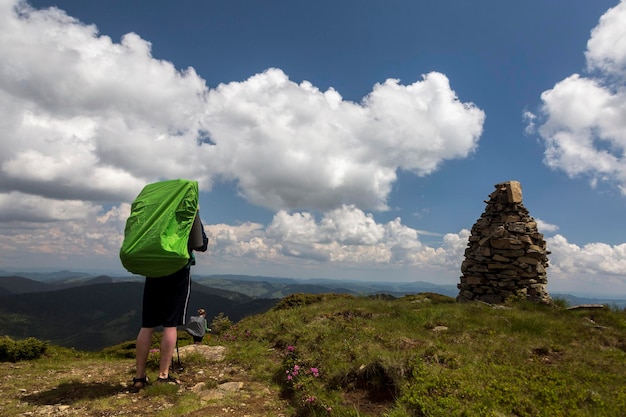 Berge Steinstapel und Touristen folgen dem Weg den blauen Himmel am Horizont Wanderreisen Outdoor-Konzept Panoramablick