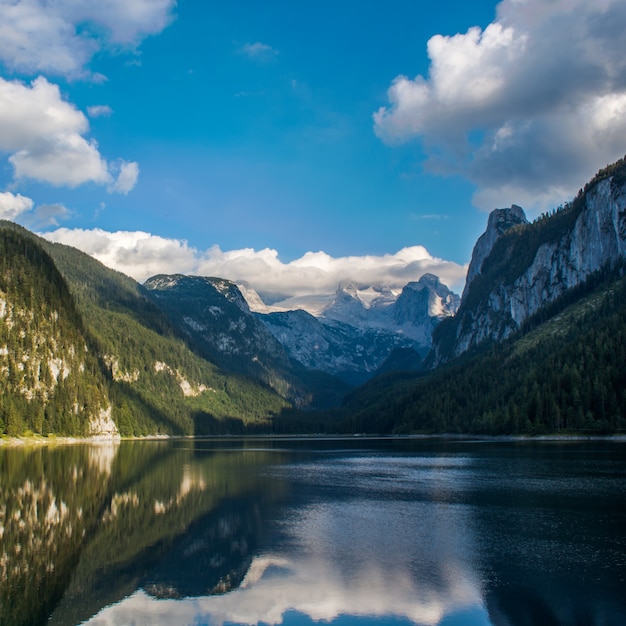 Berge über einem See