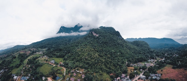 Berge und Dörfer in der Regenzeit