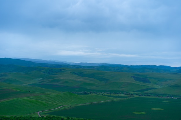 Berge und Ebenen im Sommer