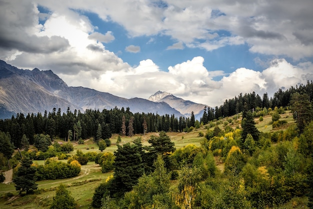 Berge und Felder in europäischer Landschaft.