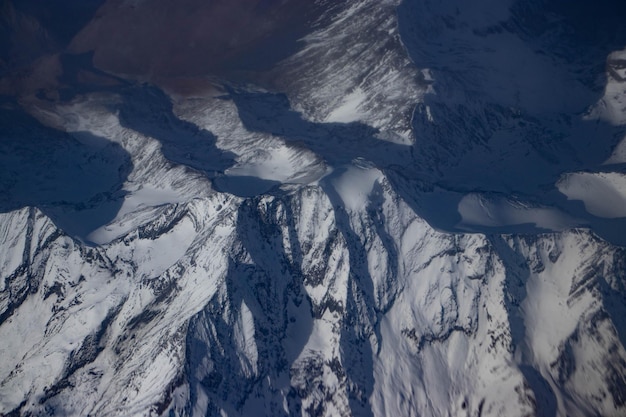 Berge und Flüsse aus dem Flugzeug. Wunderschöne Landschaft der Natur, die Schönheit der Berge