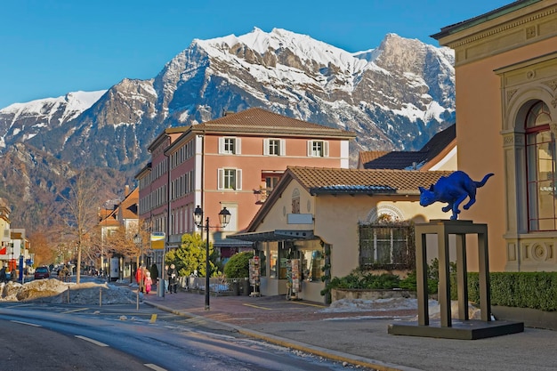 Berge und Katzenstatue. Bad Ragaz ist eine Stadt in St. Gallen in der Schweiz, über den Bündner Alpen. Das Kur- und Erholungsdorf liegt am Ende des Taminatals