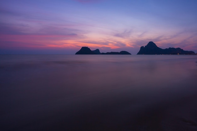 Berge und Meer am MorgenPhang Nga Bay Sunrise