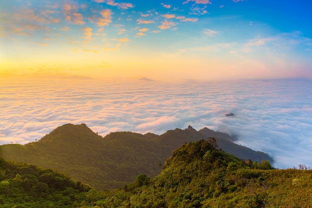 Berge und Nebel am Morgen von Thailand