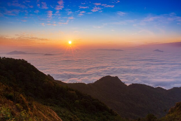 Berge und Nebel am Morgen von Thailand