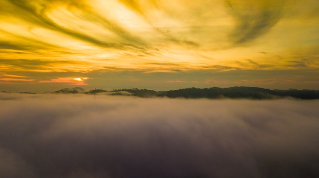 Berge und Nebel in Thailand