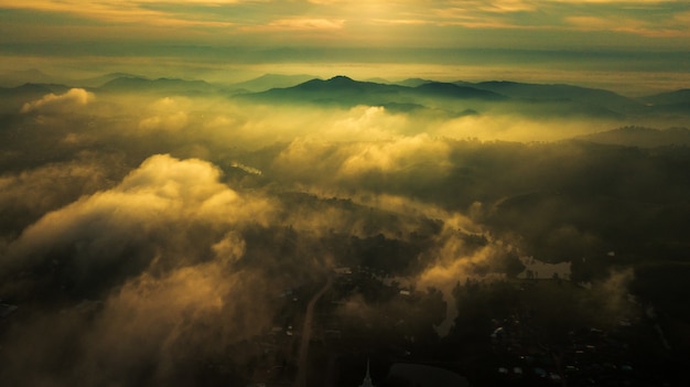 Berge und Nebel in Thailand