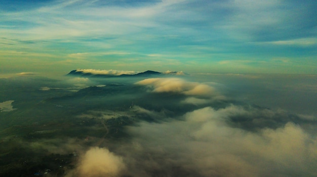 Berge und Nebel in Thailand