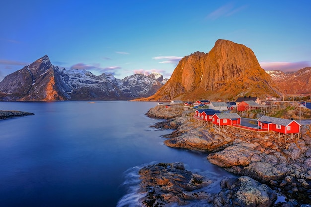 Berge und See gegen den blauen Himmel