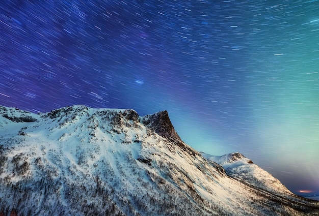 Berge und Sternenhimmel Senja-Inseln Norwegen Sterne Wanderwege und hohe Gipfel Winterlandschaft mit Nachthimmel Norwegen Reisebild