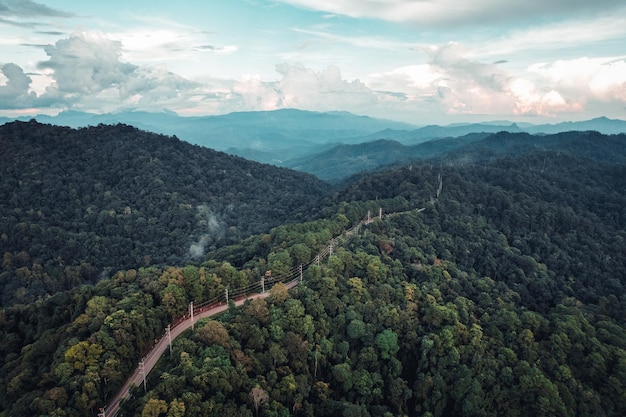 Berge und Straßen tagsüber, Berg und Straße nach Mae Hong Son