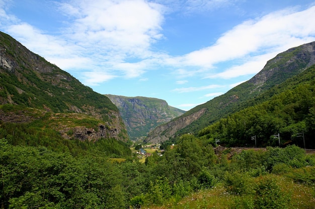 Berge und Täler entlang Flamsbana Die Flambahn Norwegen