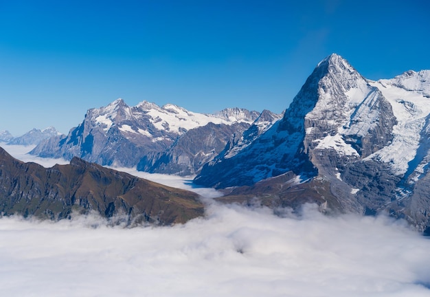 Berge und Wolken im Tal Naturlandschaft hoch in den Bergen