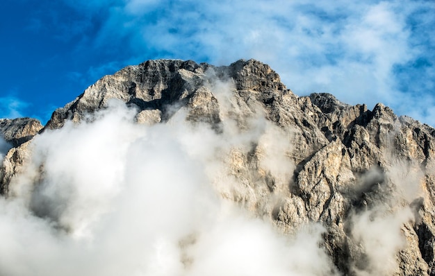 Berge und Wolken