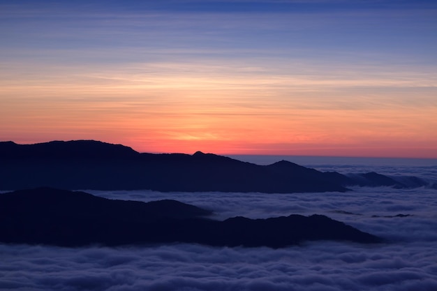 Berge unter Nebel am Morgensonnenaufgang im Nationalpark Doi Phu Kha in Nan Thailand