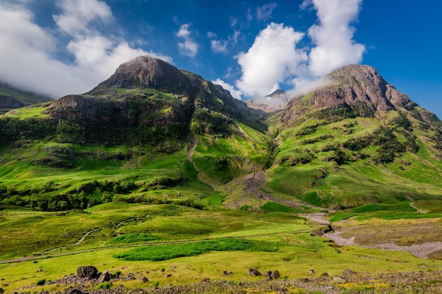 Berge von Glencoe bei Sonnenaufgang im Sommer Schottland