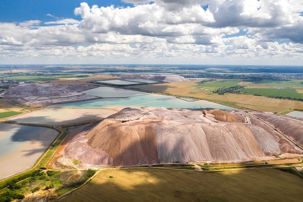 Berge von Produkten zur Herstellung von Kalisalz und künstlichen Reservoiren. Salzberge in der Nähe der Stadt Soligorsk. Herstellung von Düngemitteln für das Land. Weißrussland.