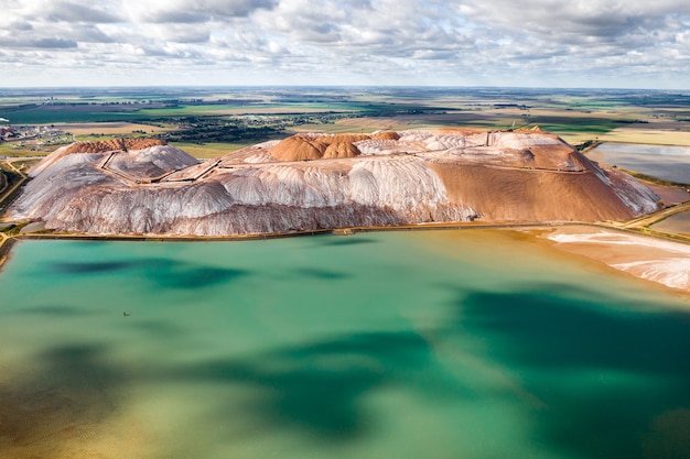 Berge von Produkten zur Herstellung von Kalisalz und künstlichen türkisfarbenen Stauseen.Salzberge in der Nähe der Stadt Soligorsk.Produktion von Düngemitteln für das Land. Weißrussland