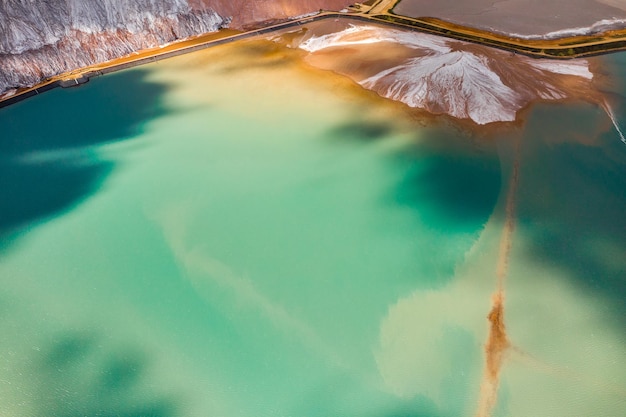 Berge von Produkten zur Herstellung von Kalisalz und künstlichen türkisfarbenen Stauseen.Salzberge in der Nähe der Stadt Soligorsk.Produktion von Düngemitteln für das Land. Weißrussland