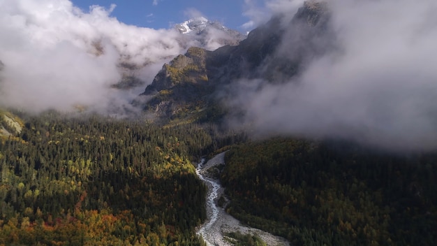 Berge Wald Berggipfel Wolken unglaubliche Aussicht Drohne