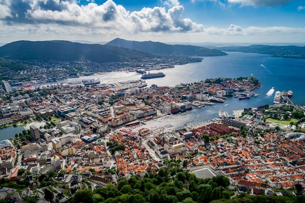 Bergen é uma cidade e município em Hordaland, na costa oeste da Noruega. Bergen é a segunda maior cidade da Noruega. A vista da altura do vôo do pássaro. Fotografia aérea de drones FPV.